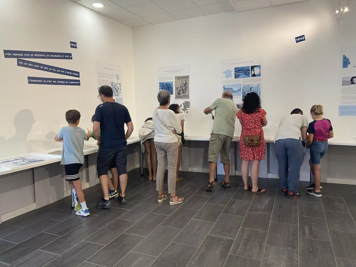 Enfants et parents durant le parcours-jeu dédié aux 9-13 ans