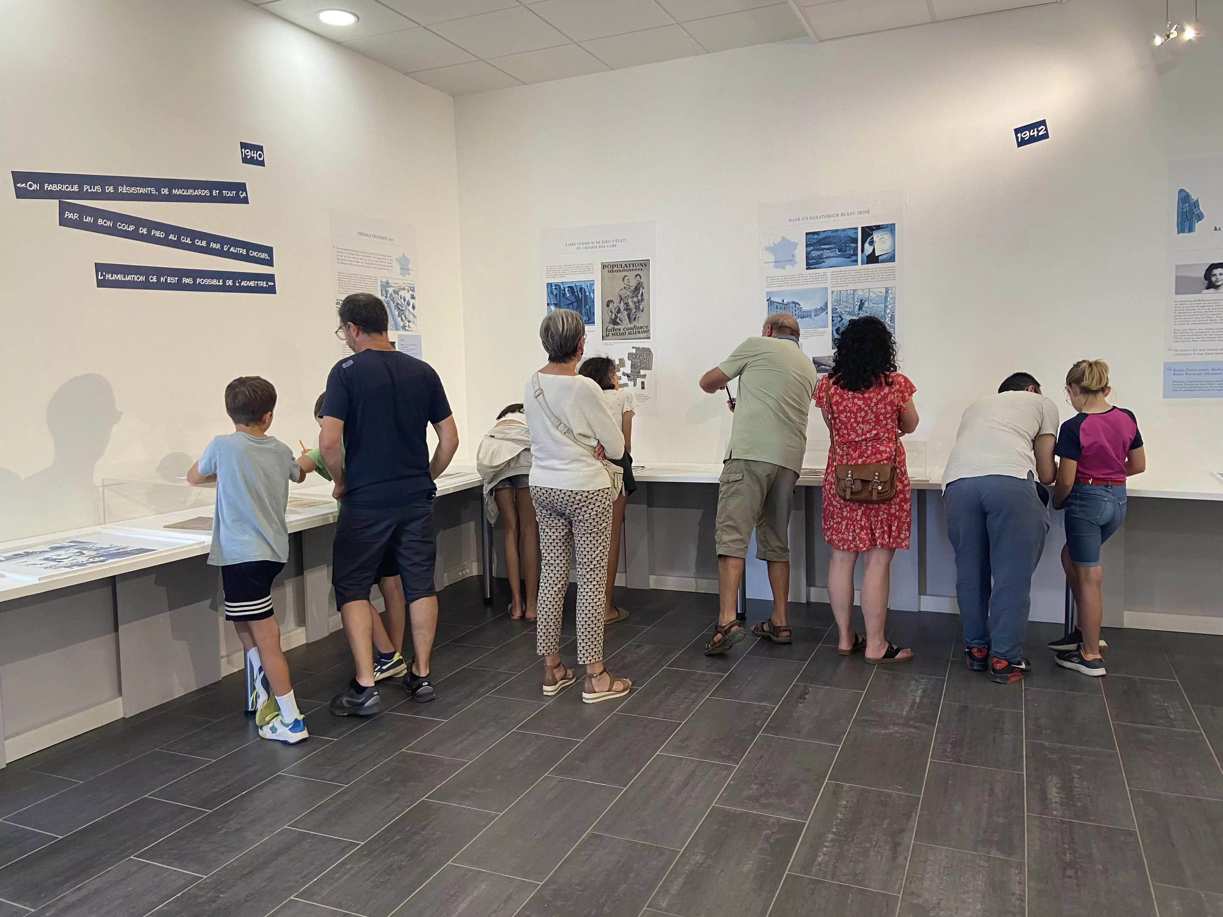 Enfants et parents durant le parcours-jeu dédié aux 9-13 ans